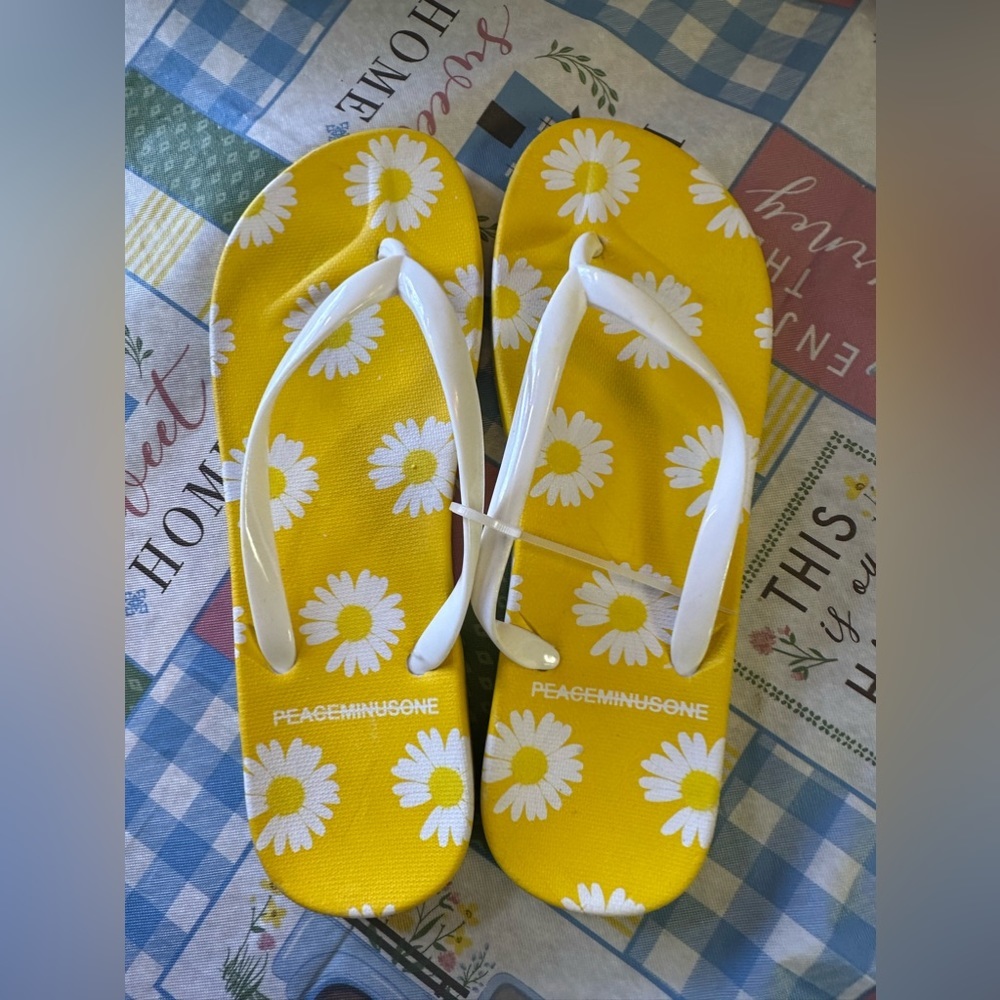 YELLOW daisy flip flops New  these shoes do not have tags but came new in bag